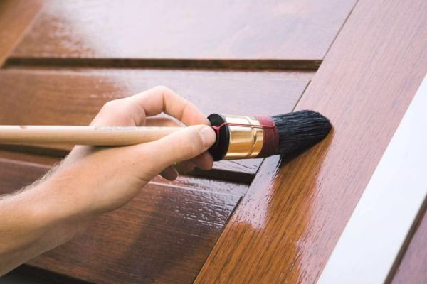 sơn phủ dầu trên bề mặt gỗ